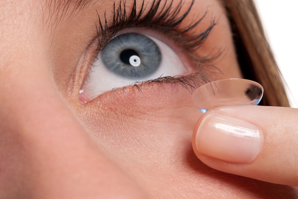 Stavljanje kontaktnog sočiva u oko