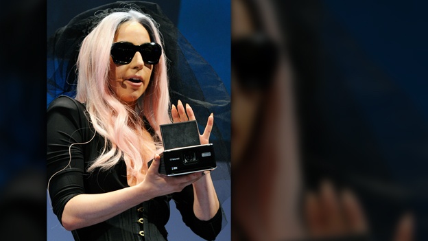 Lady Gaga nosi Polaroid naočare za sunce