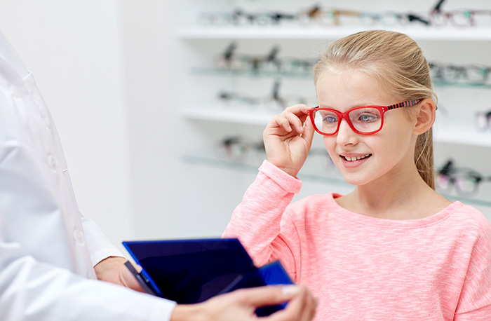 Dete bira dečije naočare za vid