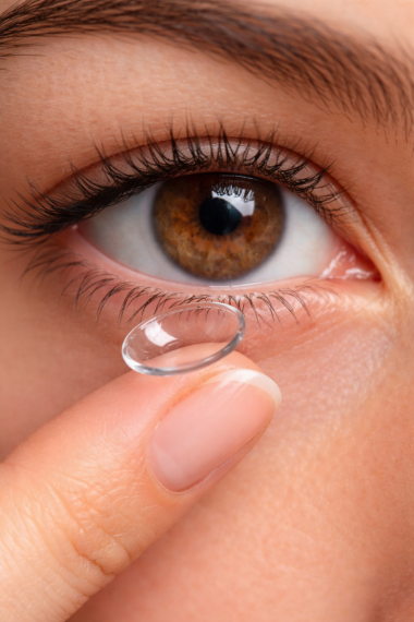 ŠTA RADITI KADA KONTAKTNO SOČIVO ZAPADNE U OKU?